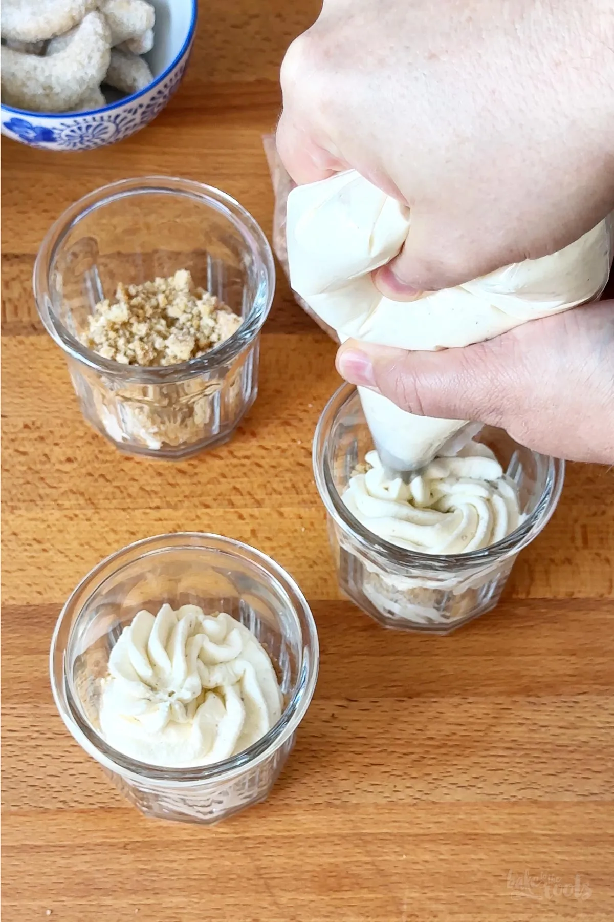 Mascarpone, Joghurt und Vanilleextrakt werden verrührt