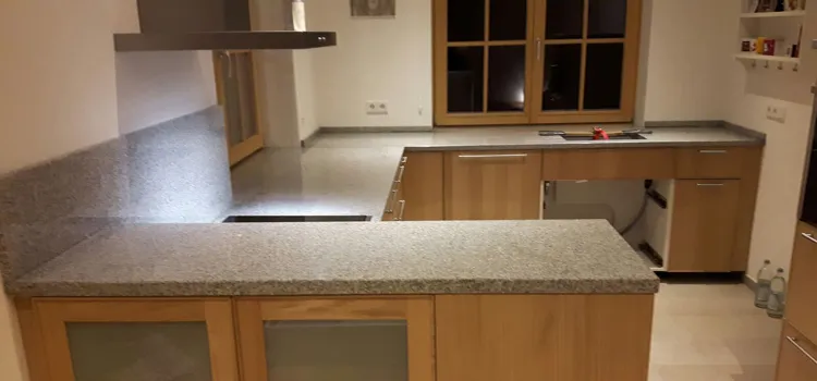 Maßgefertigte Arbeitsplatte in einer modernen IKEA Küche