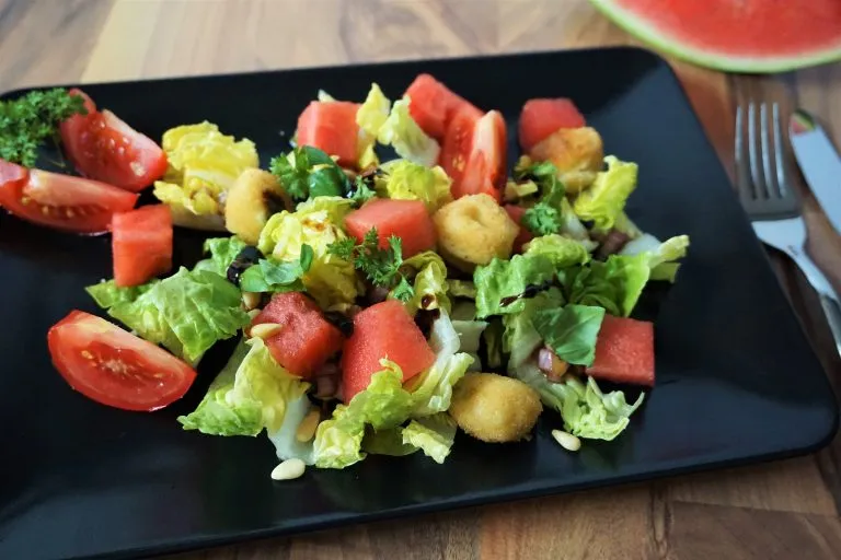 Melonensalat mit gebackenem Mozzarella