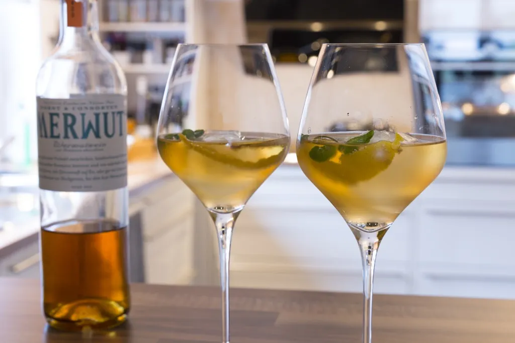 Merwut-Tonic auf Eis mit Zitrone und Ingwer