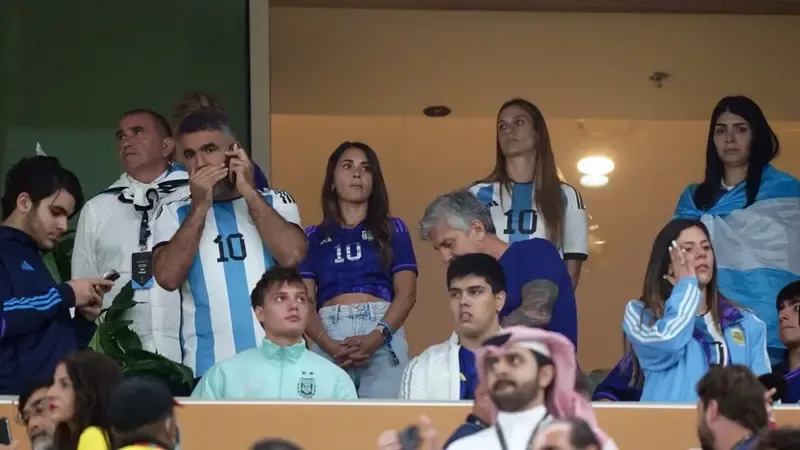 Messis Familie auf den Tribünen.
