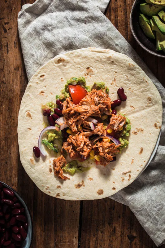 Mexikanisches Partyessen: Pulled BBQ Jackfruit auf einer Tortilla