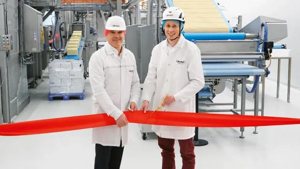 Michael Schai, CEO Aryzta und Lukas Amrein, Geschäftsführer Hiestand Schweiz, bei der Eröffnung der neuen Produktionslinie in Dagmersellen.