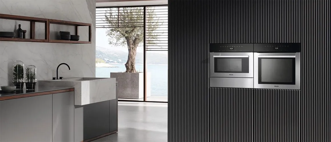 Miele Koch- und Backgeräte in einer modernen Küche
