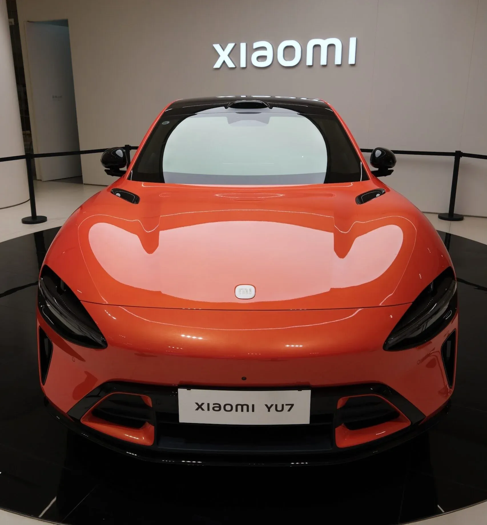 Moderne Elektro-SUV-Fertigung mit Schweißrobotern