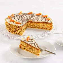 Möhrentorte mit frischen Karottenstiften