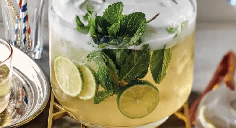 Mojito-Bowle mit Limetten und Eiswürfeln