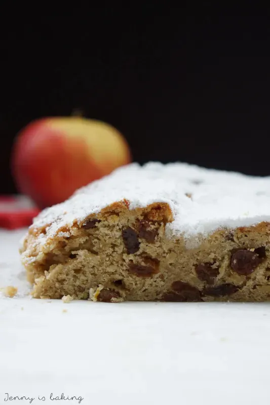 Nahaufnahme des fluffigen Hefeteigs für den Weihnachtsstollen