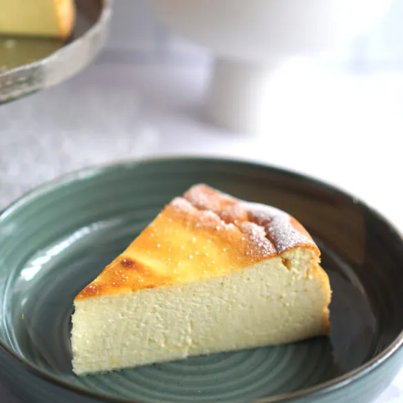 Nahaufnahme des fluffigen Käsekuchens ohne Boden