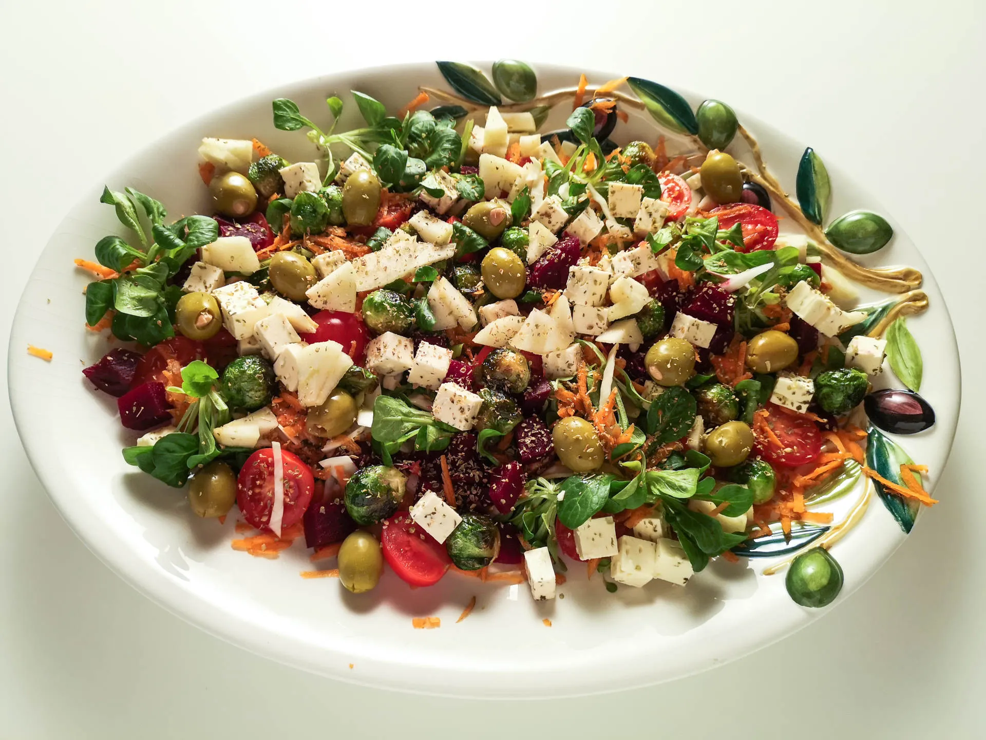 Nahaufnahme des griechischen Wintersalats mit karamellisiertem Rosenkohl