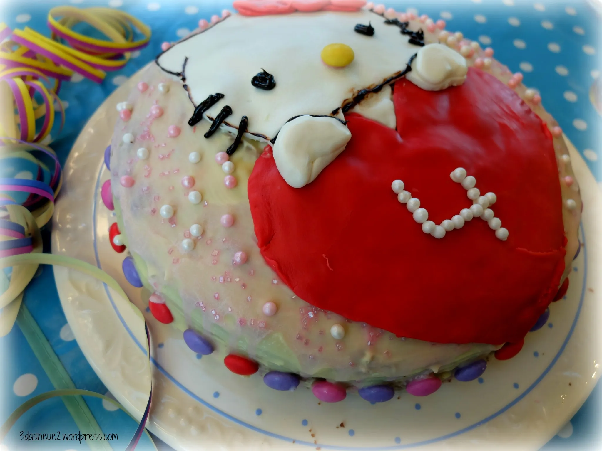 Nahaufnahme des Hello Kitty Geburtstagskuchens, detailreich verziert