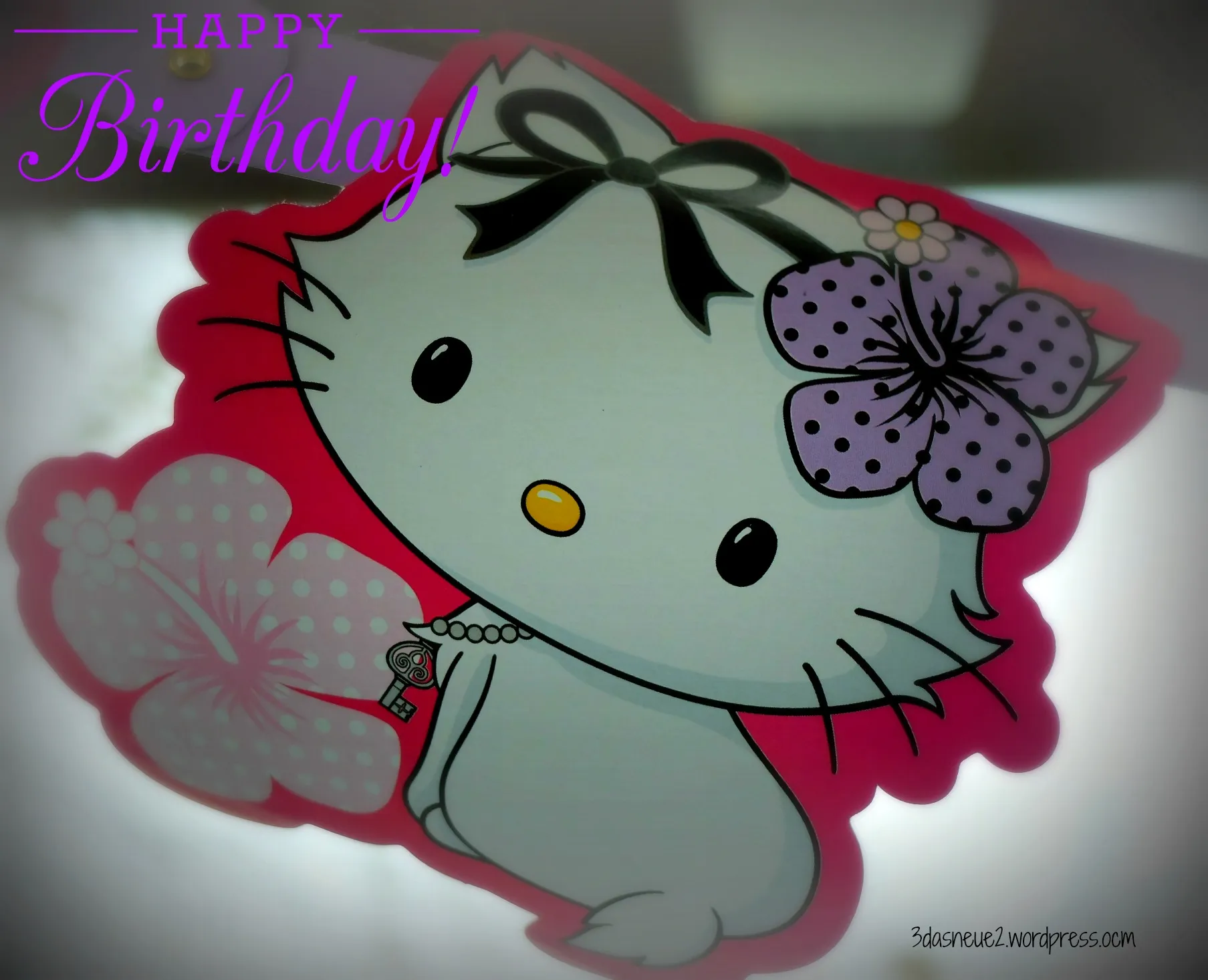 Nahaufnahme einer Tasse Kaffee neben einem Laptop und einem Notizbuch