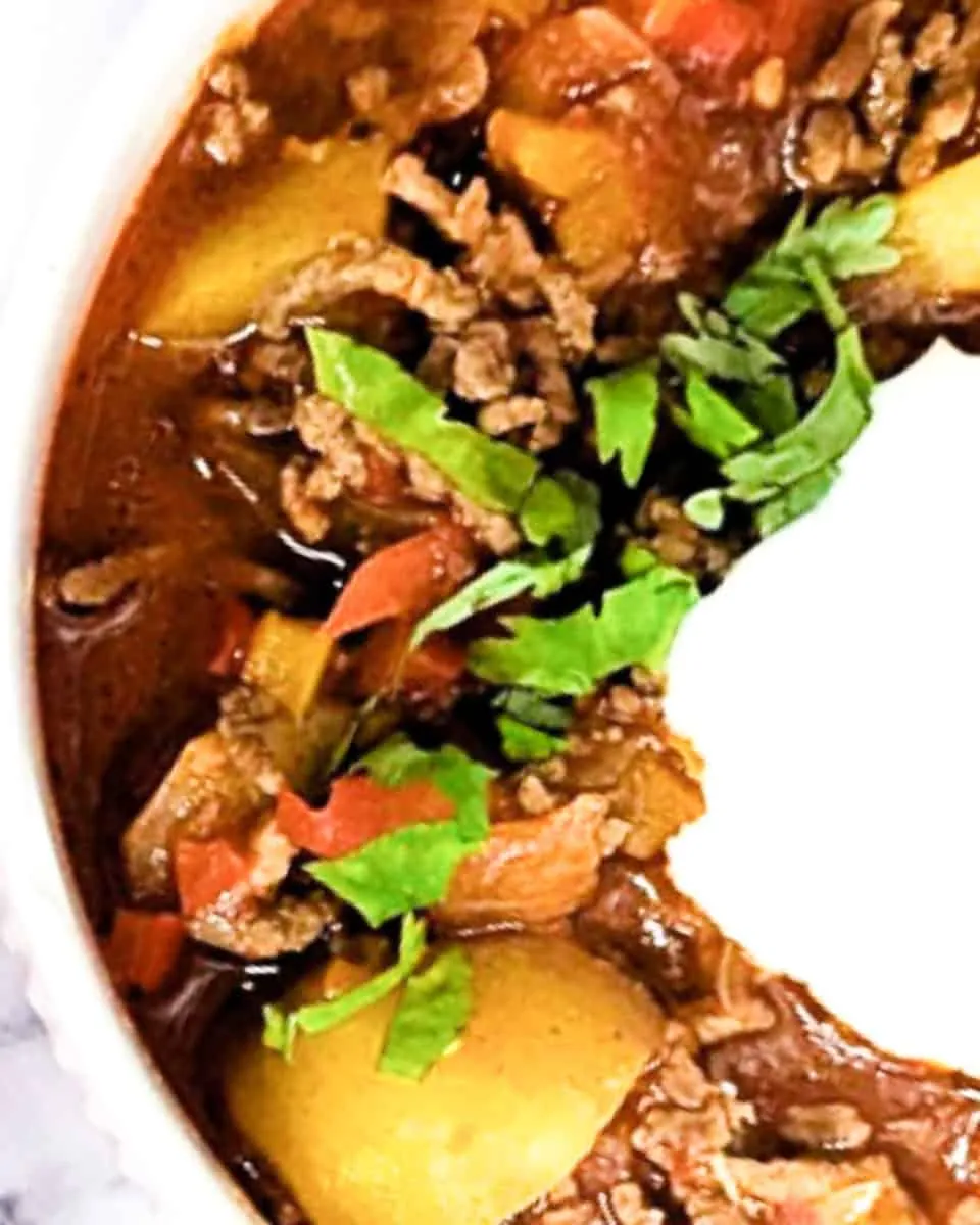 Nahaufnahme eines Bauerntopf-Eintopfs von oben