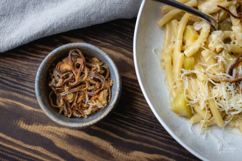 Nahaufnahme von cremig gerührten Älplermagronen kurz vor dem Servieren