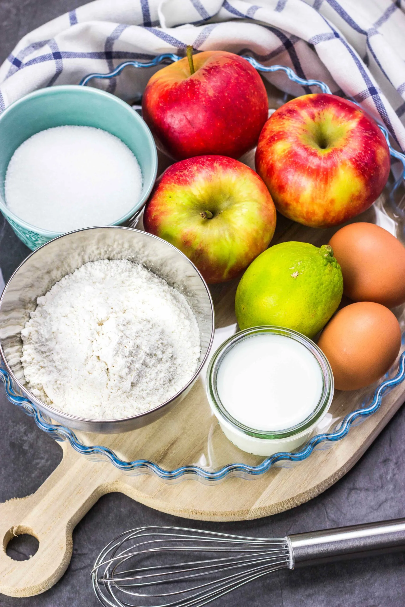 Nahaufnahme von dünnen Apfelscheiben, die auf einem Kuchenteig arrangiert sind, kurz vor dem Backen.