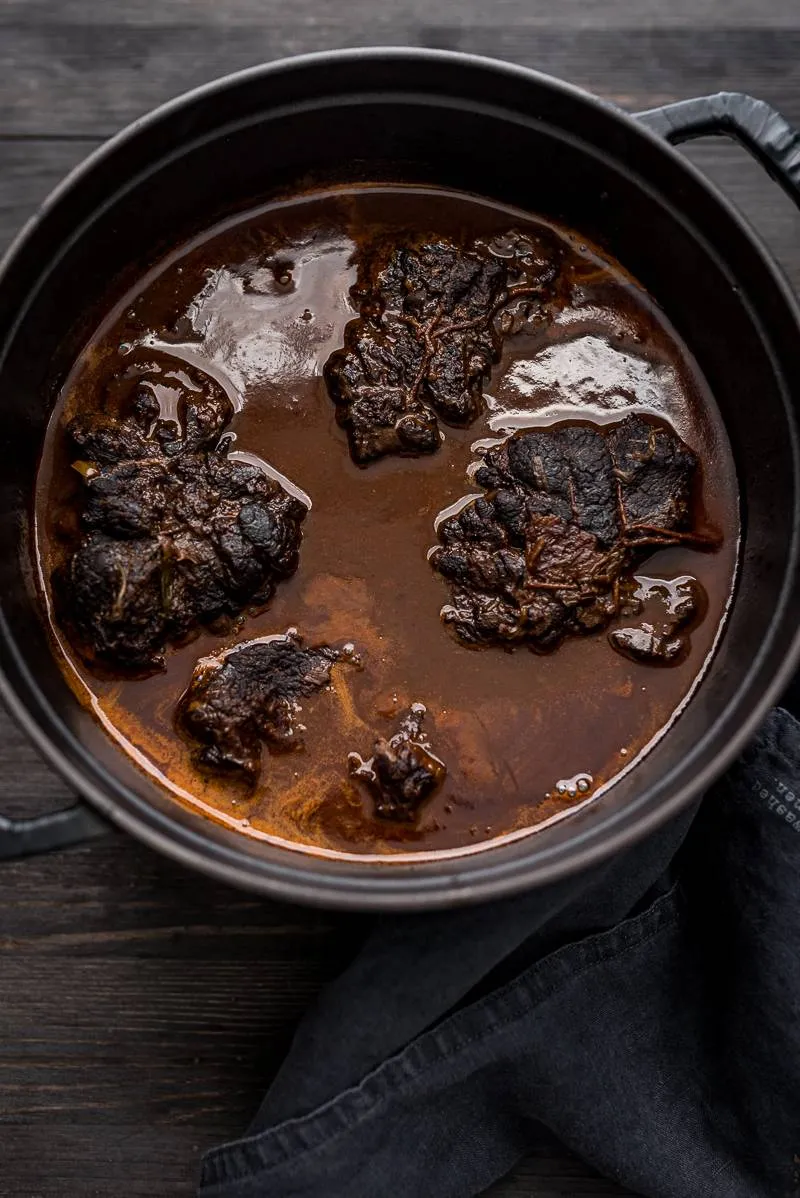 Nahaufnahme von geschmorten Ochsenbäckchen