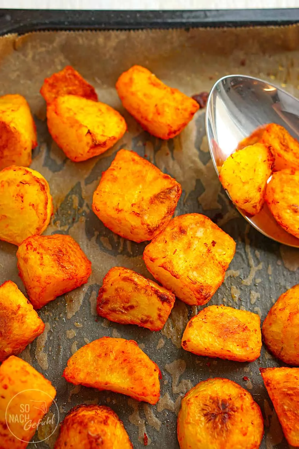 Nahaufnahme von goldgelben, perfekt gebackenen Safrankartoffeln