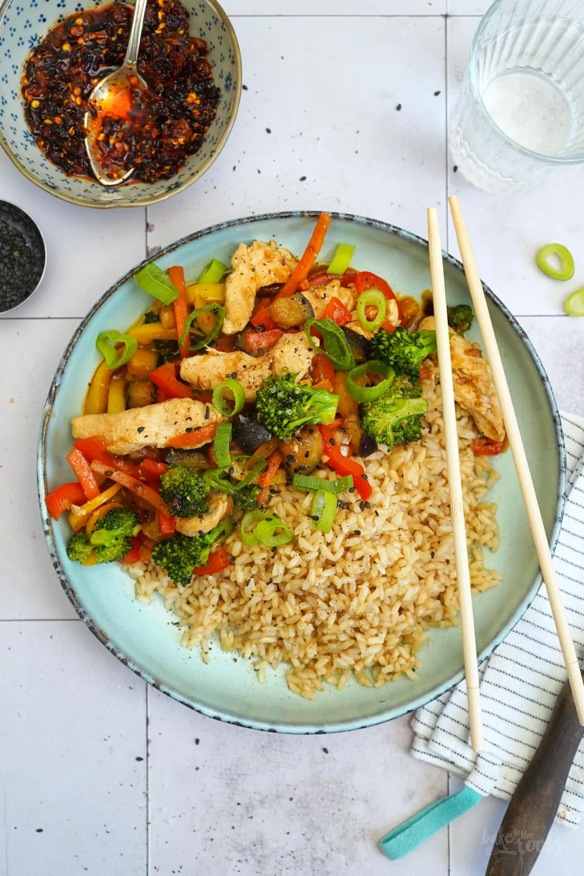 Nahaufnahme von Hühnchen und Gemüse, bereit für den Wok