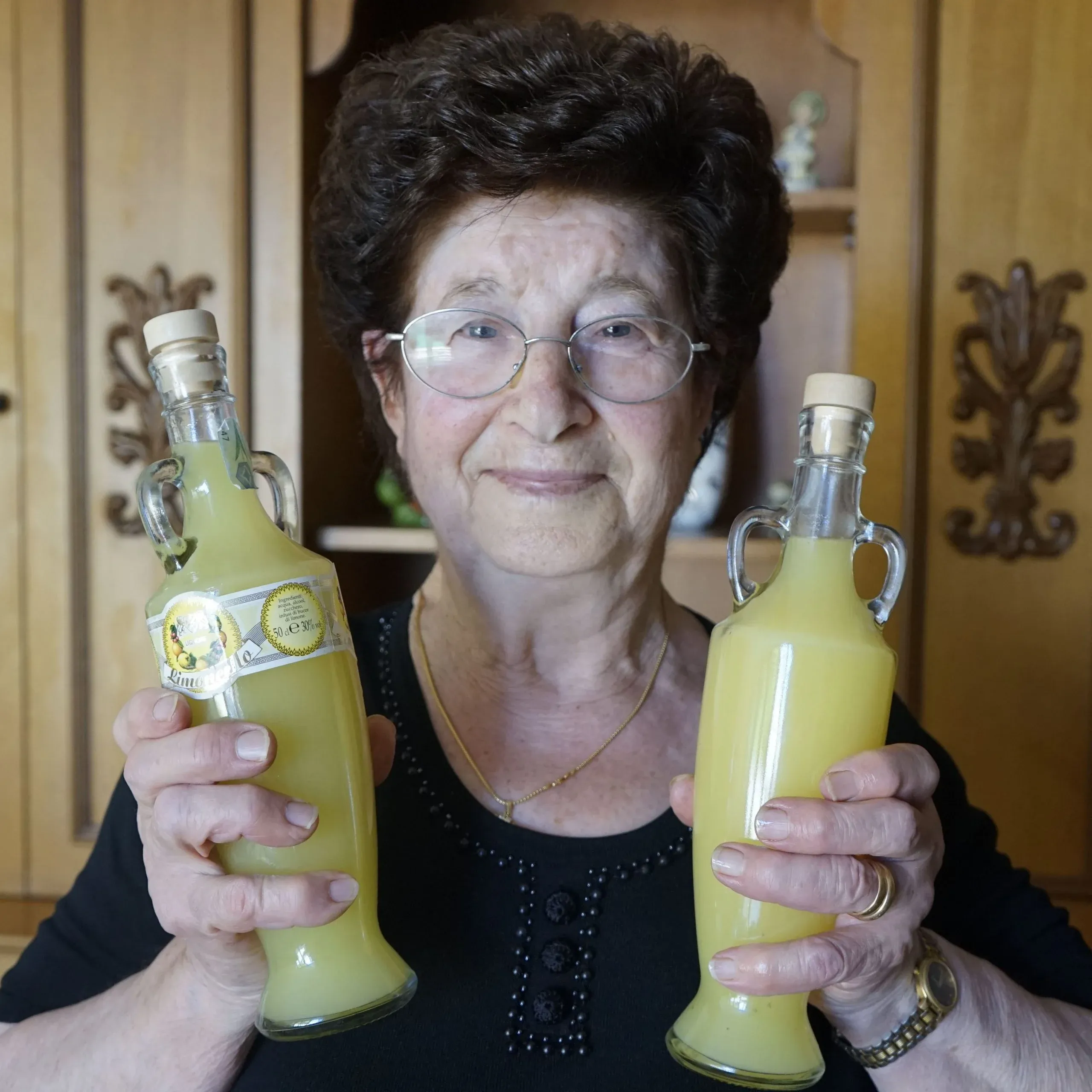 Nonnas Hände schälen Bio-Zitronen für die Limoncello-Zubereitung