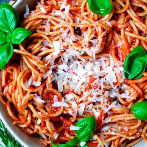Nudeln mit Tomatensauce, Parmesan und Basilikum auf dem Teller