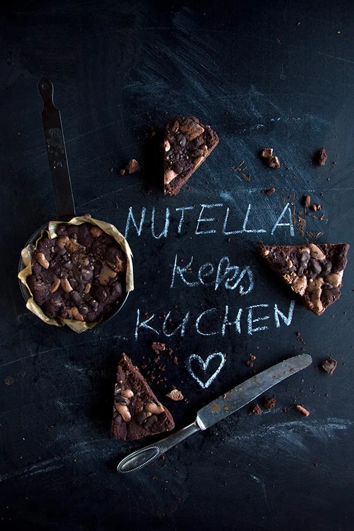 Nutella Keks Kuchen von Teigliebe, garniert mit Schokoladenstücken