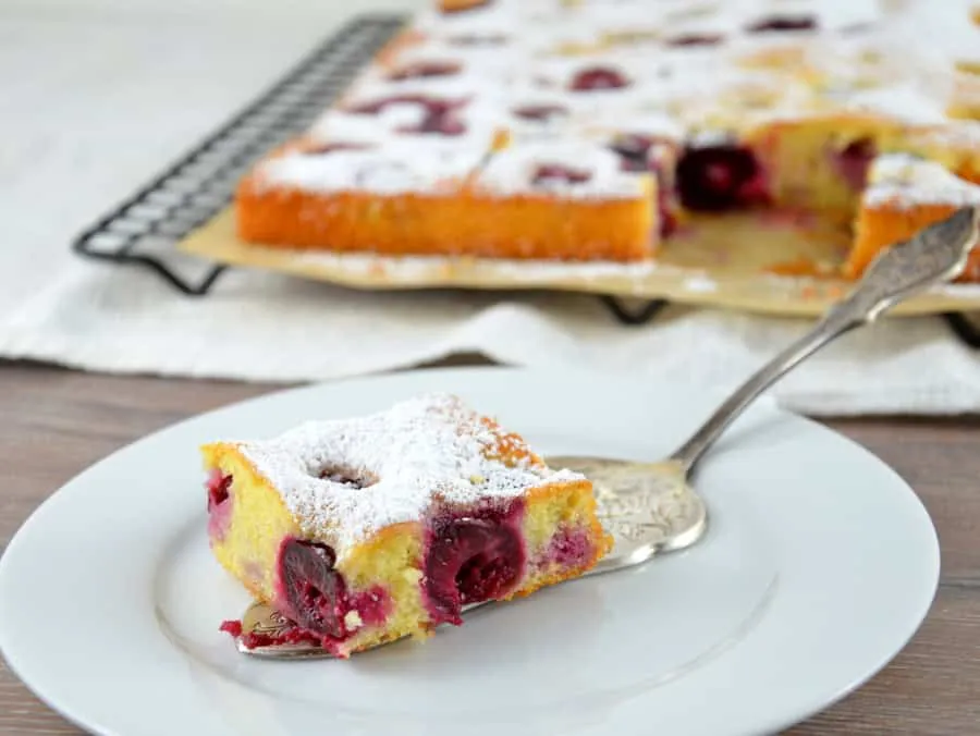 Obstfleck mit Kirschen