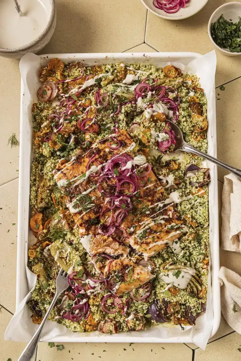 Ofenlachs mit Brokkoli-Couscous und Tahini-Soße