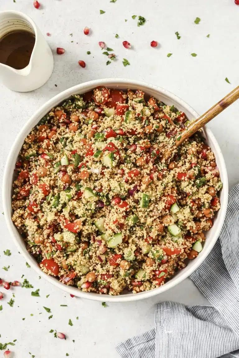 Orientalischer Couscous Salat mit Tomaten, Gurken und frischen Kräutern