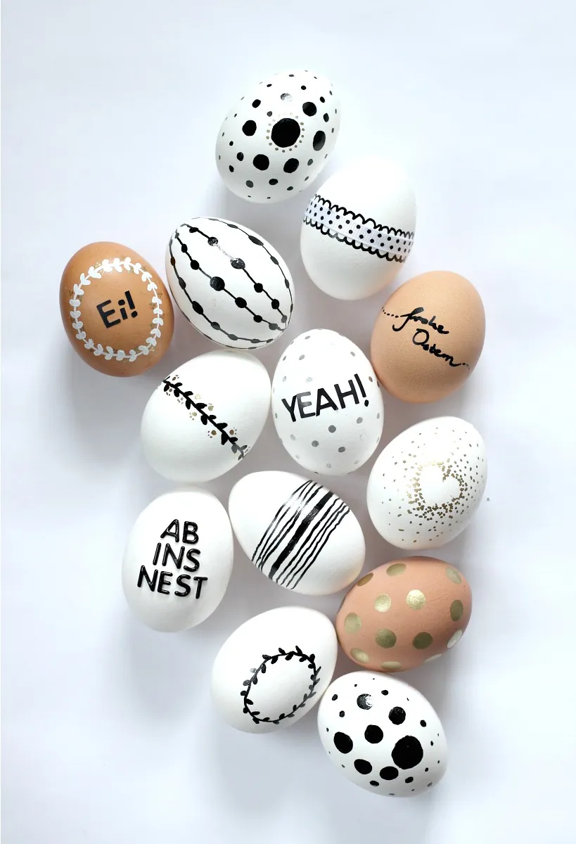 Österliche Dekoration mit bunten Eiern und Blumen