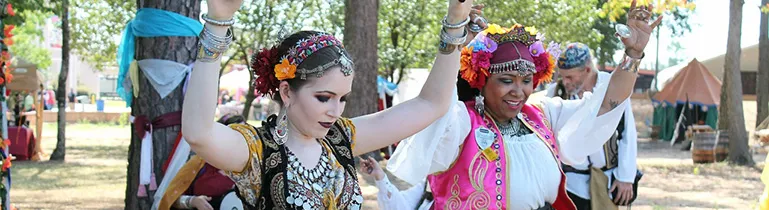 Paar tanzt elegant auf einem Parkett