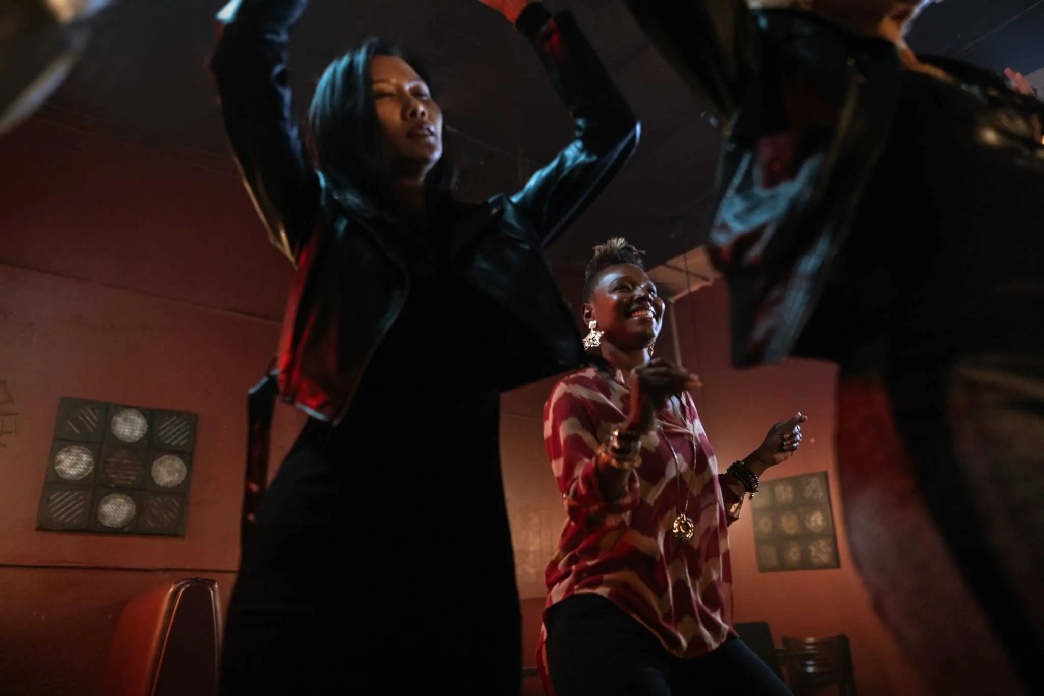 Paar tanzt in einem Club