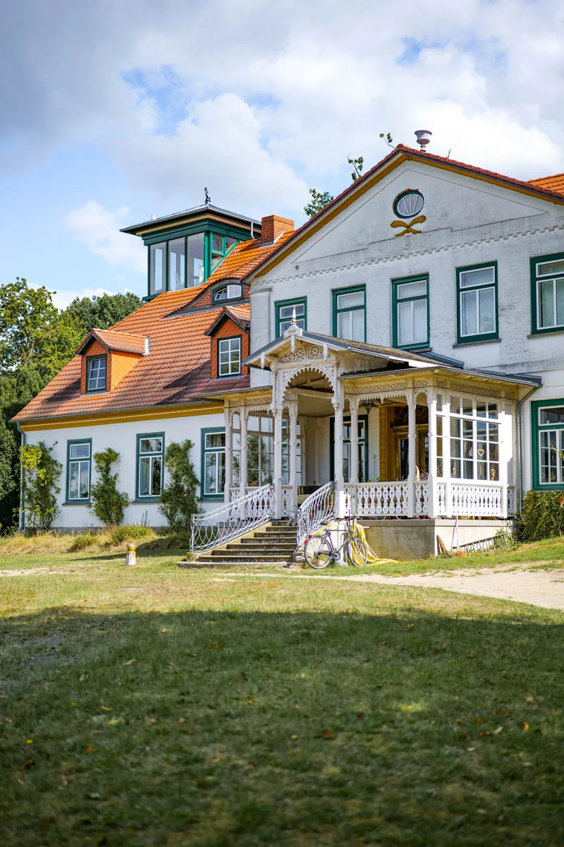 Panoramablick aus dem Turmzimmer auf die umliegende Natur