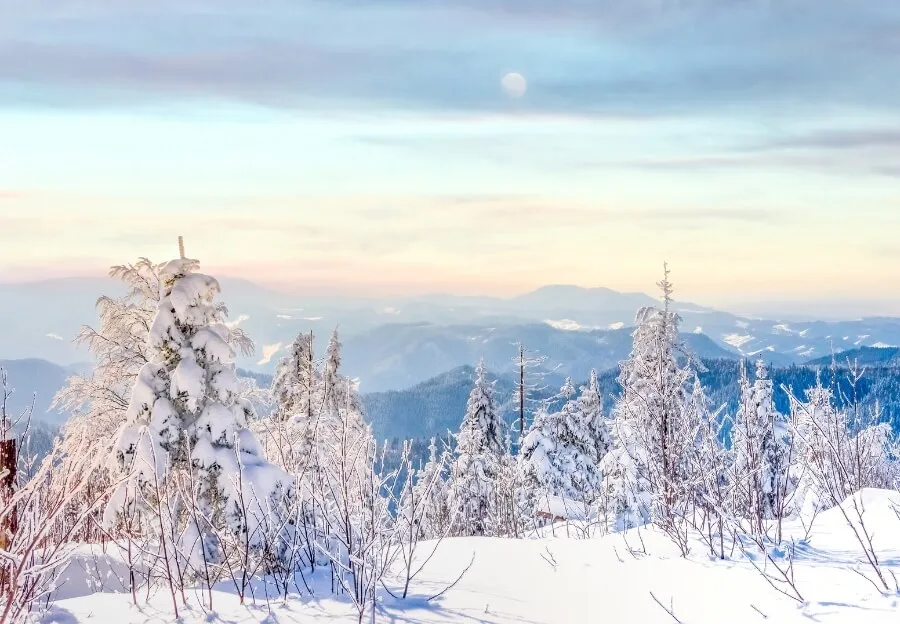Panoramablick über das verschneite Winterberg im Sauerland, ideal für einen günstigen Skiurlaub
