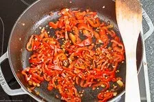 Paprika und Zwiebeln in der Pfanne anrösten