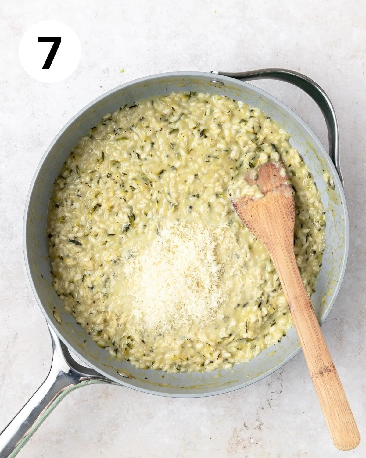 Parmesan-Käse zum Risotto hinzufügen.