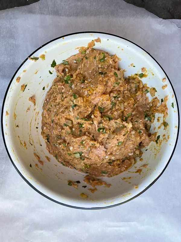 Patties aus der Puten-Curry-Mischung geformt