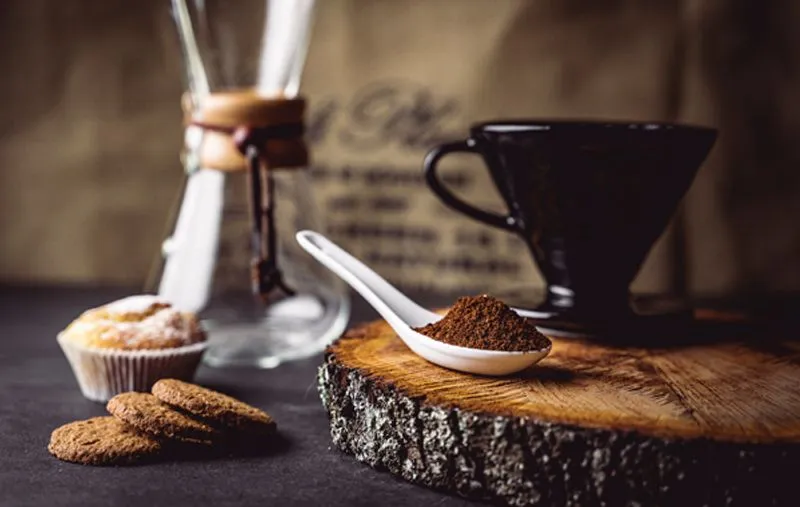 Person bereitet Kaffee mit Handfilter zu