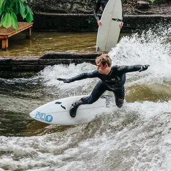 Person surft auf Wellen