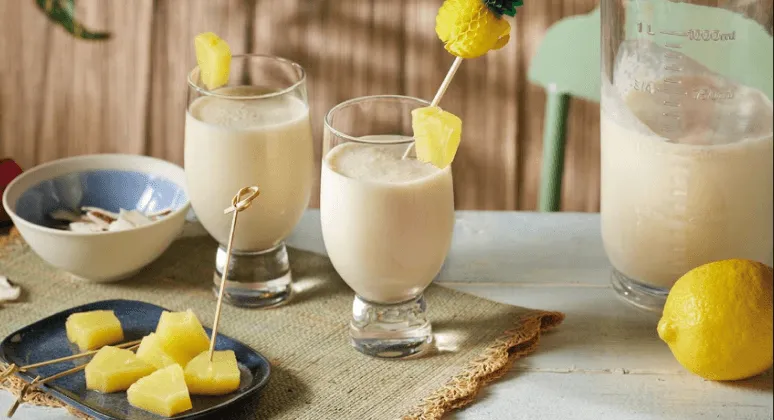 Pina Colada mit Kokosnussmilch und Ananas Stücken
