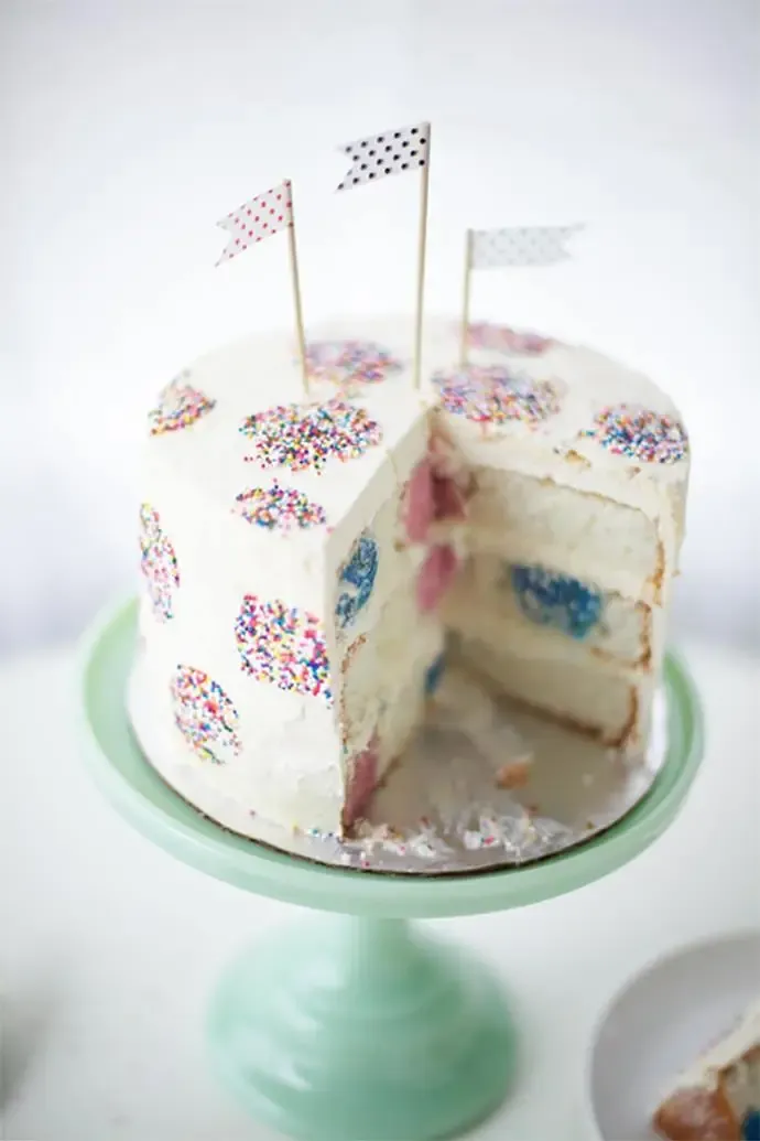 Polka-Dot-Kuchen mit bunten Punkten im Inneren