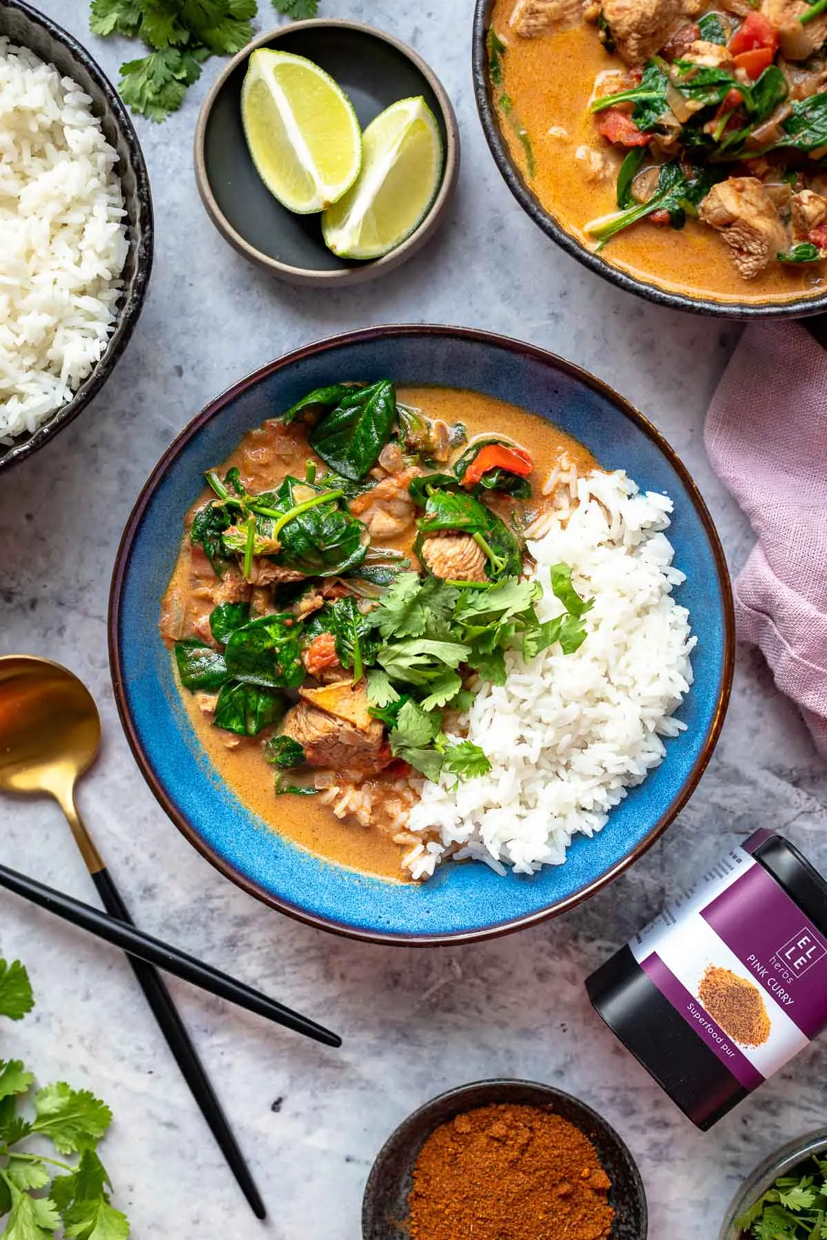 Portion Hähnchen Curry in einer Schale