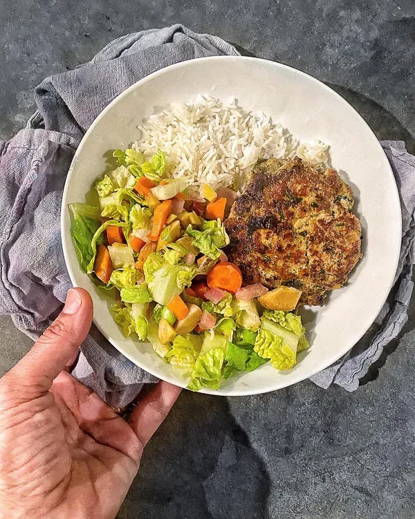Putenburger mit Beilagensalat