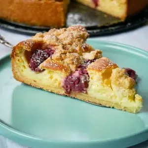 Quarkkuchen mit Kirschen