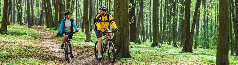 Radfahrer auf einer ländlichen Straße