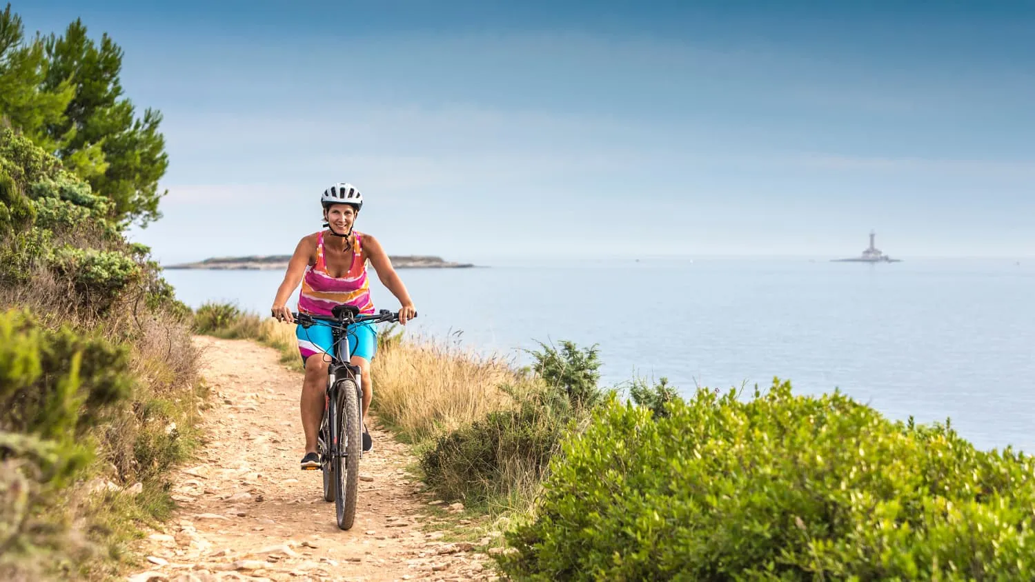 Radfahrerin genießt die Küstenlandschaft Kroatiens im Frühling