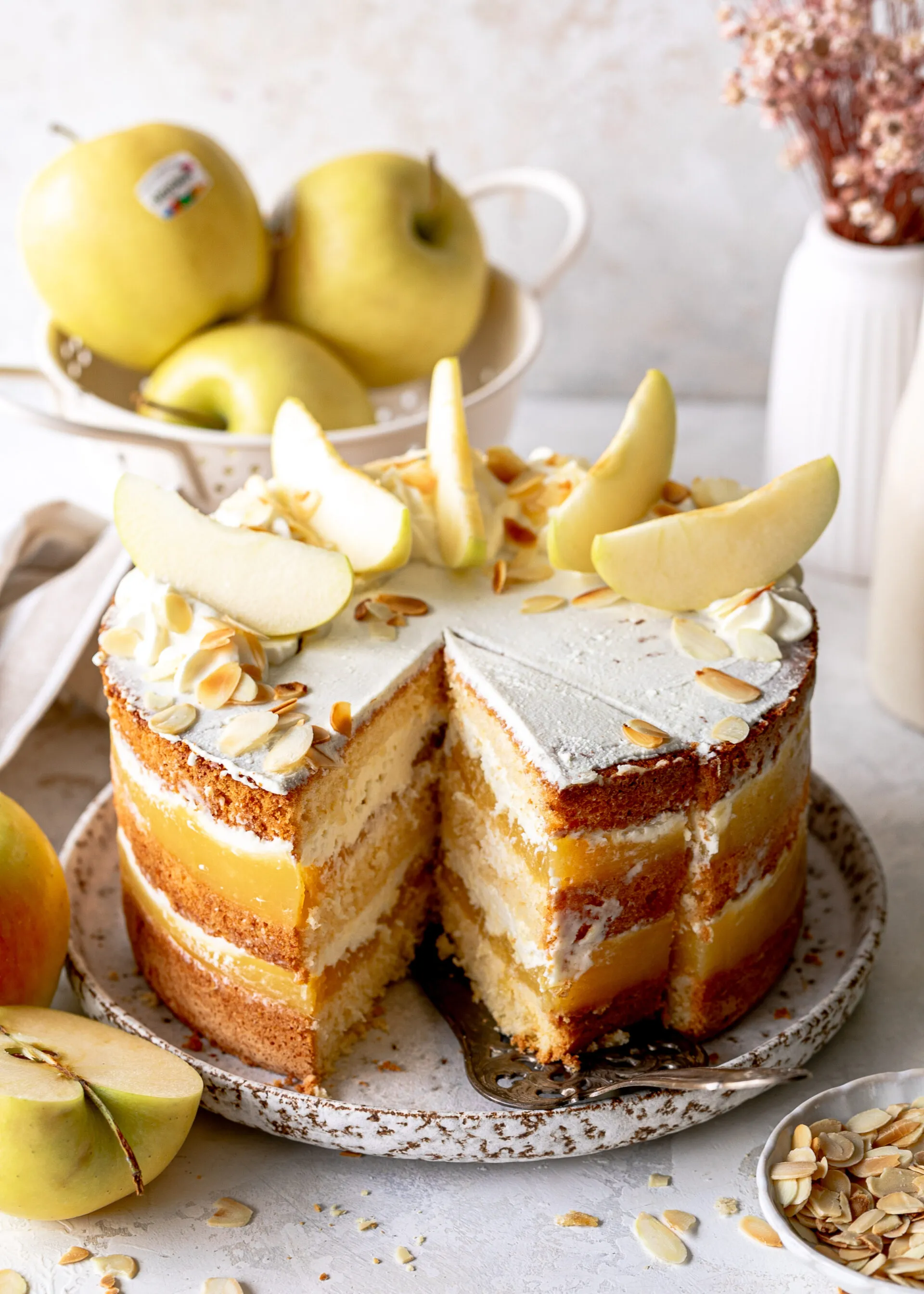 Rezept für eine Apfelmus-Torte mit Mandeln. Emmas Lieblingsstücke