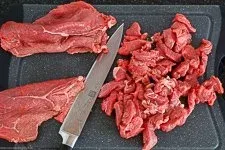 Rinderhüftsteak in Streifen geschnitten und gesalzen