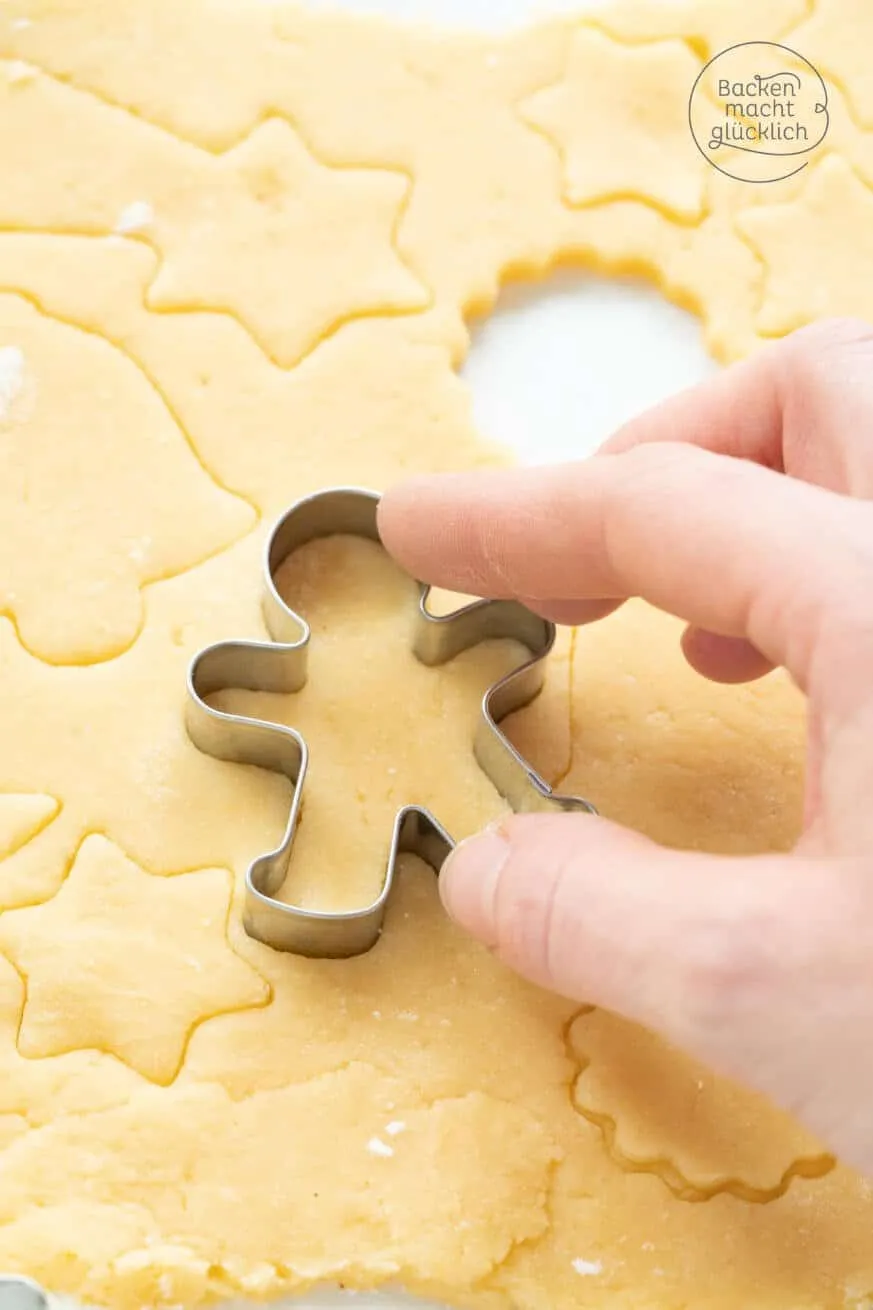 Rohlinge des Butterplätzchenteigs auf Backpapier