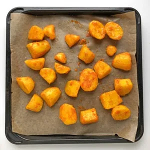 Safrankartoffeln gleichmäßig auf einem Backblech ausgebreitet