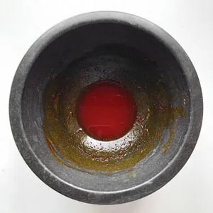 Safranmischung löst sich in kochendem Wasser auf und färbt es